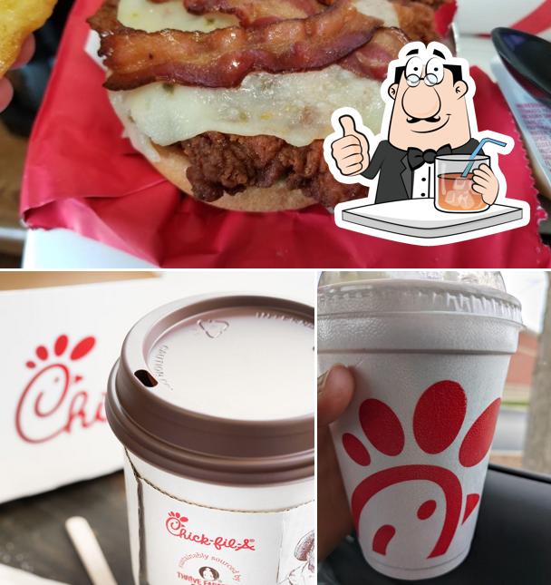 Напитки и мясные блюда - все это можно увидеть на этой фотографии из Chick-fil-A