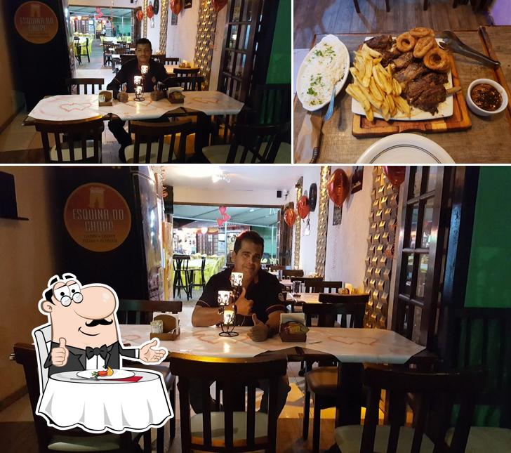 Dê uma olhada a foto apresentando mesa de jantar e eu no no Esquina do Chopp