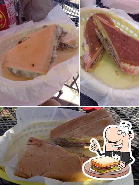 Tómate un sándwich en Hola Cuban Cafe