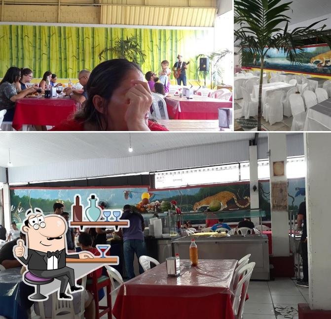 Sente em uma das mesas no Duque Restaurante e Eventos