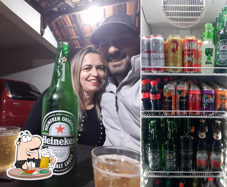 Desfute um copo de cerveja leve ou escura