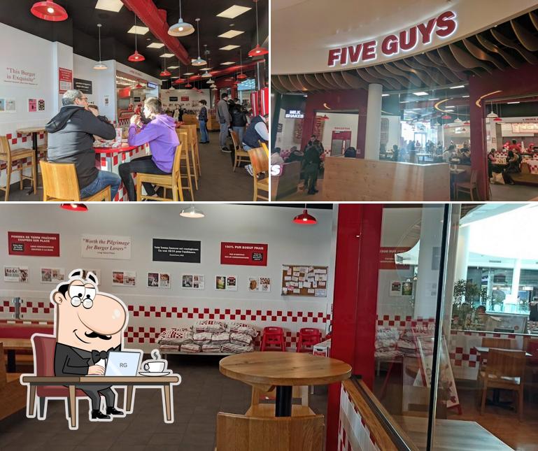 Installez-vous à l'une des tables de Five Guys Dijon Toison D'or