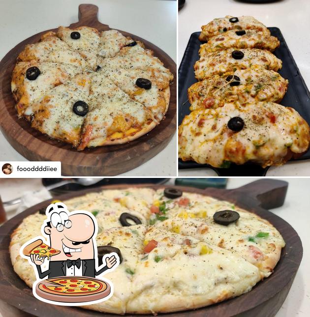 Order pizza at Monopoly Restaurant (Malad [W])