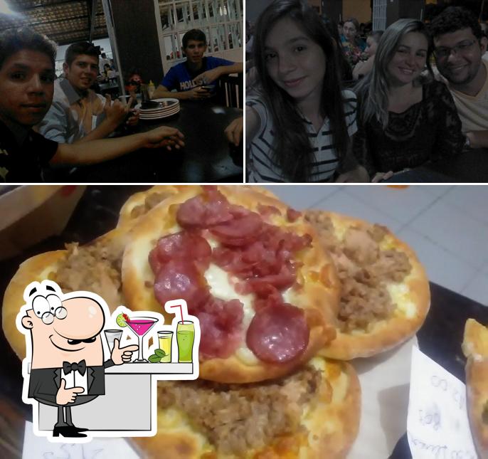 Confira a foto apresentando balcão de bar e comida no Pizzaria e Churrascaria Mendes