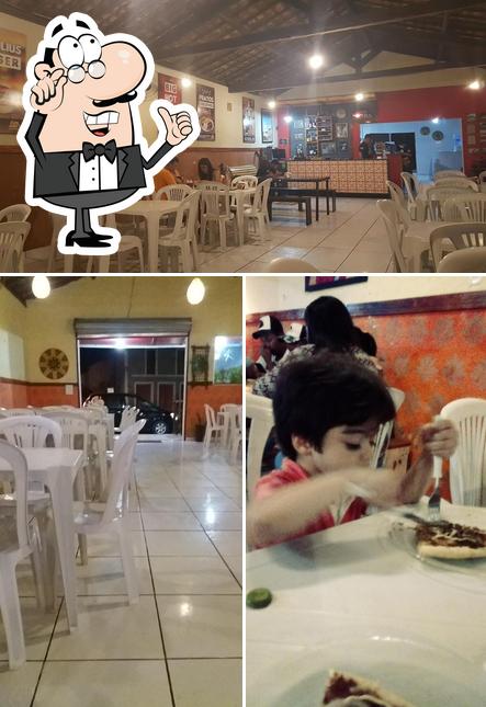 O interior do Juliu's Food