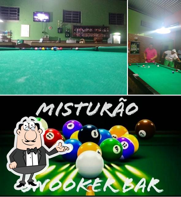 O interior do Misturão Snooker Bar