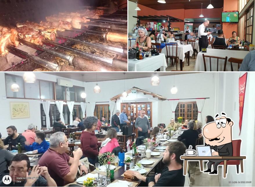 A foto da interior e comida no O Espeto de Ouro