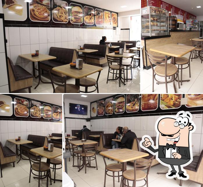 O interior do Super esfiharia e pizzaria