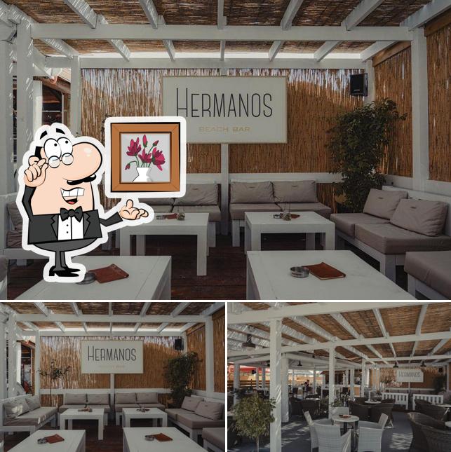 Dai un'occhiata agli interni di Hermanos Pizzeria & Burger bar