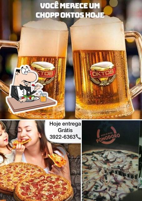 A foto da comida e cerveja a pomodoro pizzaria