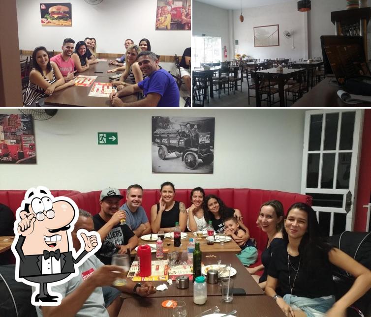 Sente em uma das mesas no Roger's Pizza - Pizzaria no Cidade Nova Santana do Paraíso