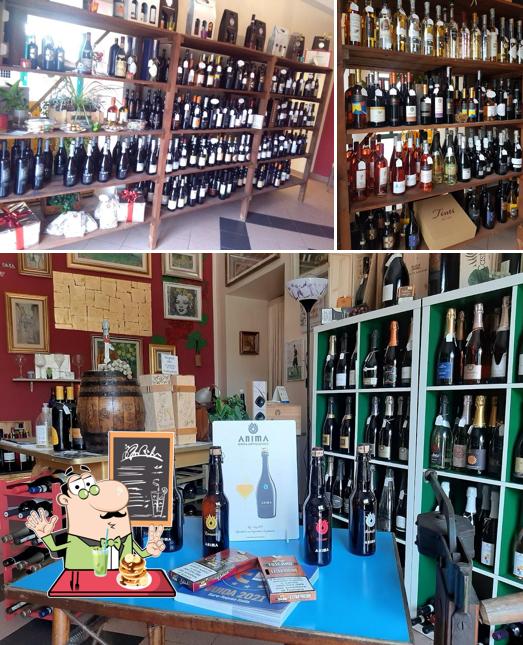 Enoteca - I Colori Del Vino serve alcolici