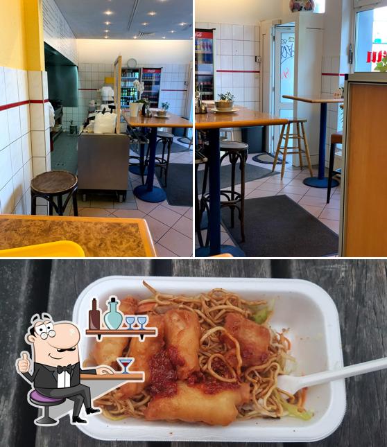 Снимок, на котором видны внутреннее оформление и еда в Din Hau
