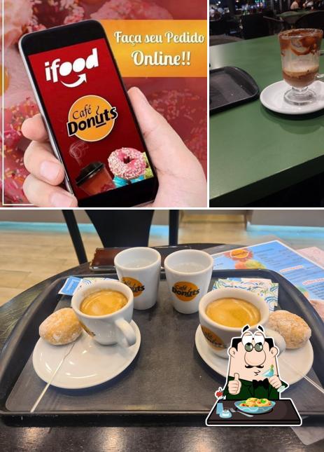 Entre diversos coisas, comida e bebida podem ser encontrados no Café Donuts - Tauste Gal. Carneiro