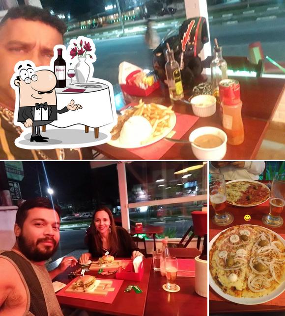 O Beach Pizza & Burguer se destaca pelo mesa de jantar e pizza