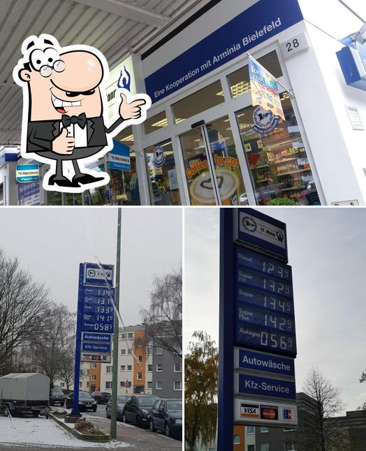 Regarder cette image de 12th Man gas station