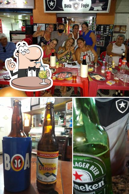 Confira a foto ilustrando bebida e mesa de jantar no Bar e Mercearia Botafogo