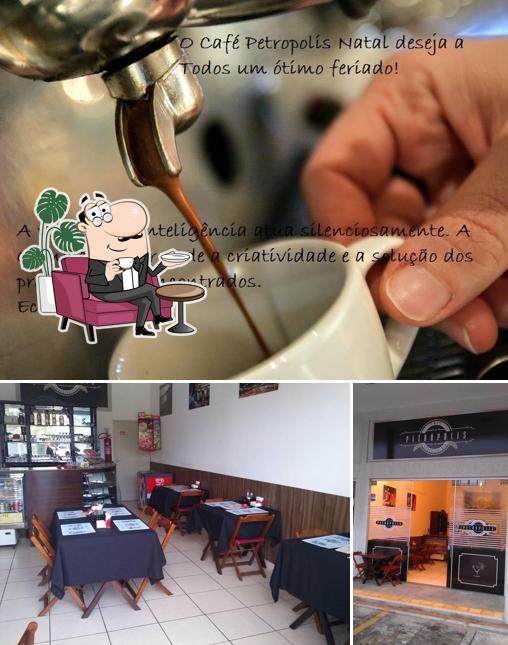 A ilustração do Café Petrópolis Natal’s interior e bebida