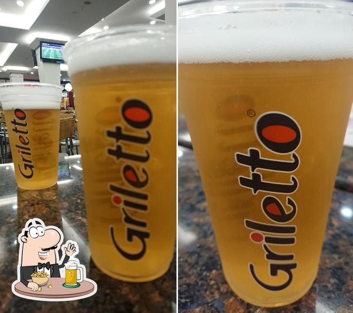 Desfute uma tulipa de cerveja leve ou escura