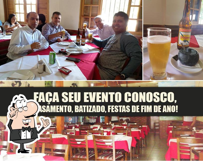 A imagem da interior e cerveja no Restaurante Bom de Minas