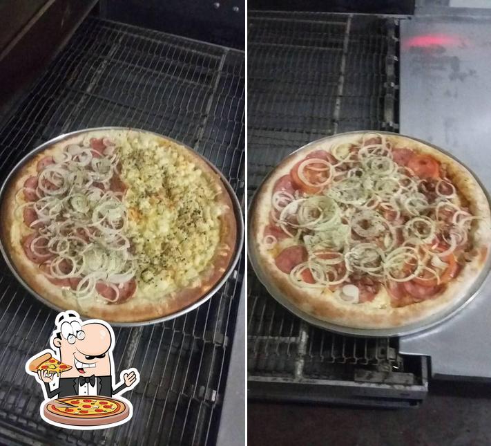 No Pizzaria & Chaperia Dos Amigos, você pode desfrutar de pizza