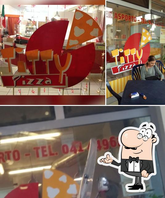 La immagine di interni e cibo da Titty Pizza