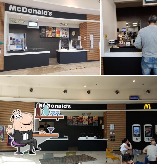 Siediti a un tavolo di McDonald's