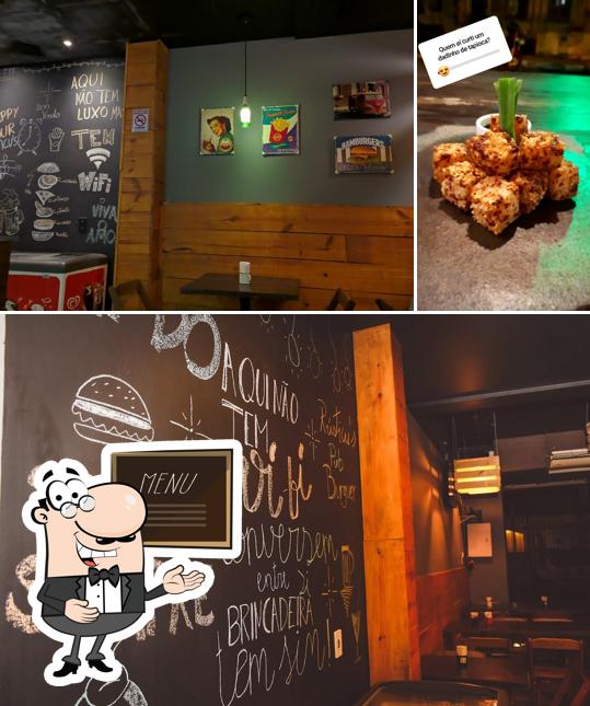 O Rústicu's Hamburgueria Pub se destaca pelo quadro-negro e comida