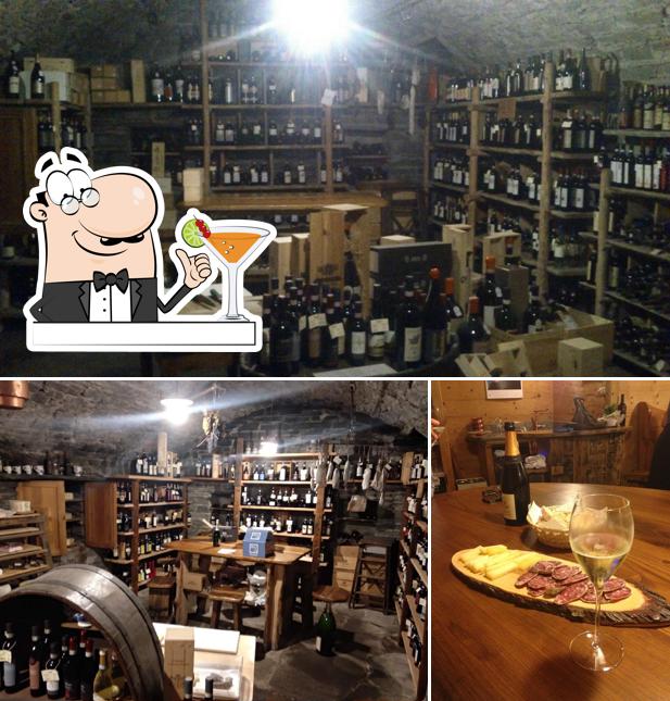 La foto della bevanda e tavolo da pranzo di Enoteca Gazzi