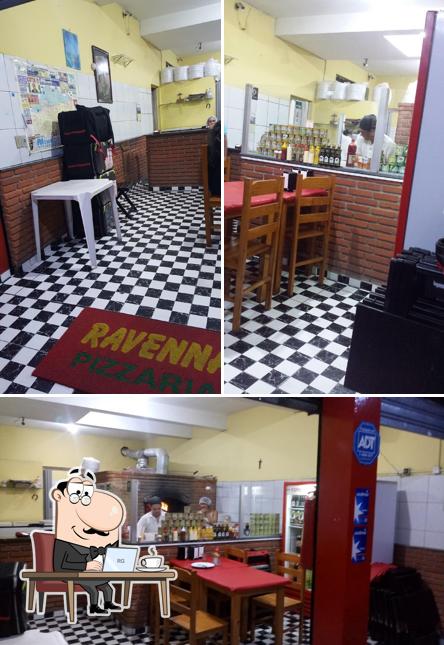 O interior do Ravenna Pizzaria Delivery