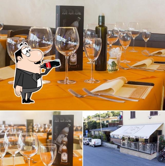 La Cantina di Pinocchio Ristorante Pizzeria Bar si caratterizza per la bevanda e interni