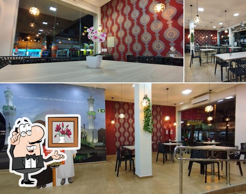 Esta é a imagem ilustrando interior e comida no Sabor do Oriente-cafeteria árabe