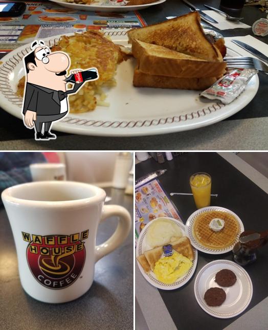 Напитки и еда - все это можно увидеть на этом фото из Waffle House
