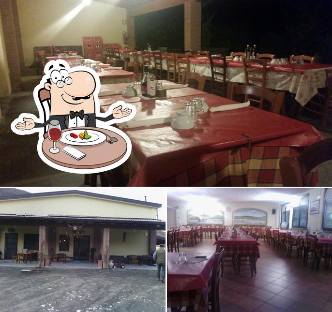 La foto della tavolo da pranzo e esterno di Agriturismo Il Carlone