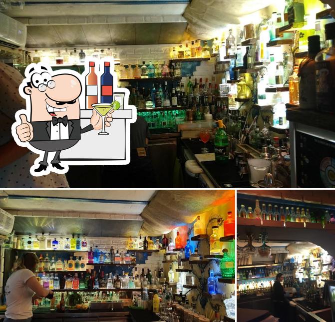 Regarder l'image de Yard 32 Gin & Tapas Bar