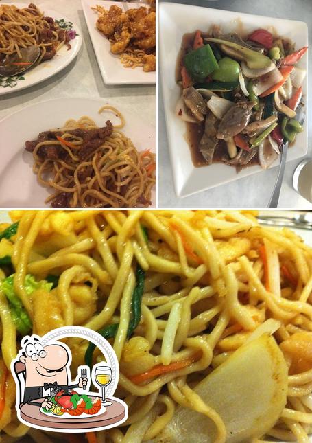Отведайте блюда с морепродуктами в "East Dynasty Restaurant"