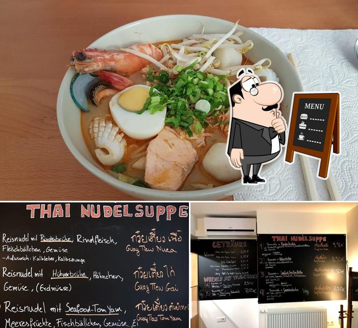 Voici la photo affichant la tableau noir et nourriture sur Chada Thai Nudelsuppe