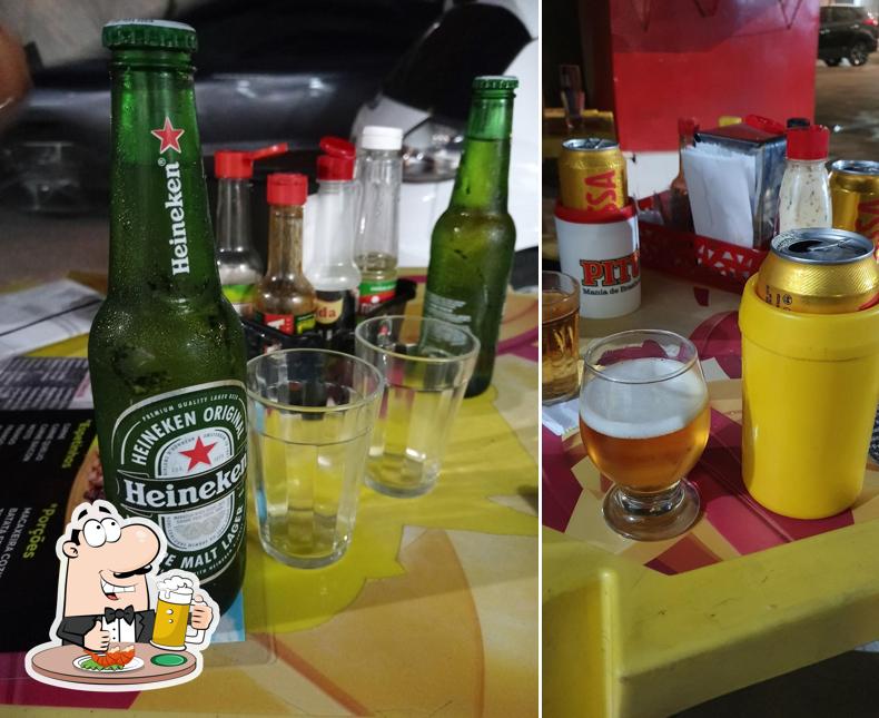 Desfute um copo de cerveja leve ou escura