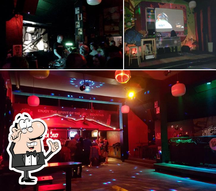 L'intérieur de Retro Bar