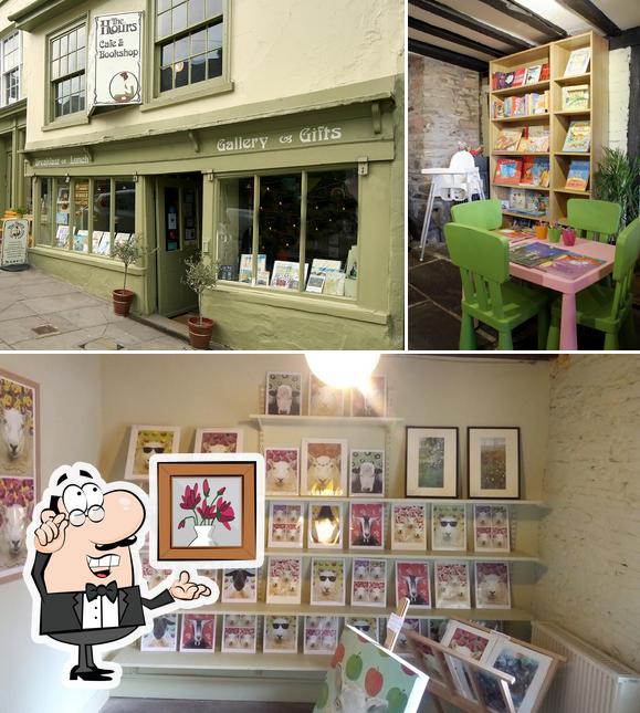 El interior de The Hours Cafe & Bookshop at Brecon Cathedral