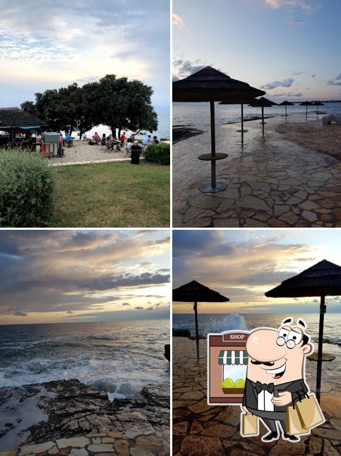 Jetez un coup d’œil à quoi ressemble Robinson Crusoe Beach Bar à l'extérieur