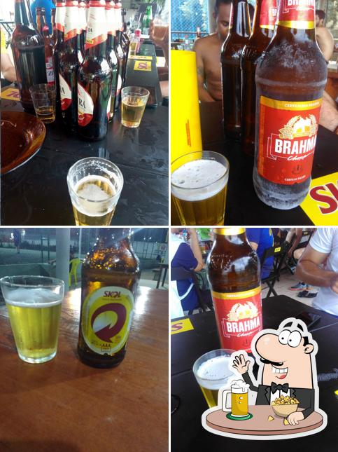 Desfute um copo de cerveja leve ou escura