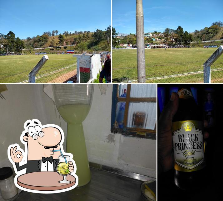 Entre diversos coisas, bebida e exterior podem ser encontrados no Bar Do Fofao