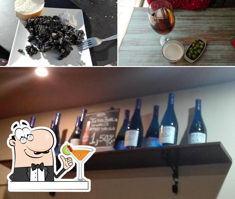 Напитки и еда - все это можно увидеть на этом фото из Bar El callejón del vino