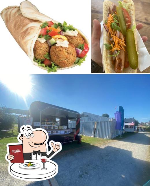 Посмотрите на это изображение, где видны еда и внешнее оформление в Tutku Food Truck