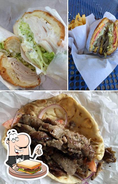 Закажите бутерброды в "Greek Style Chicken"