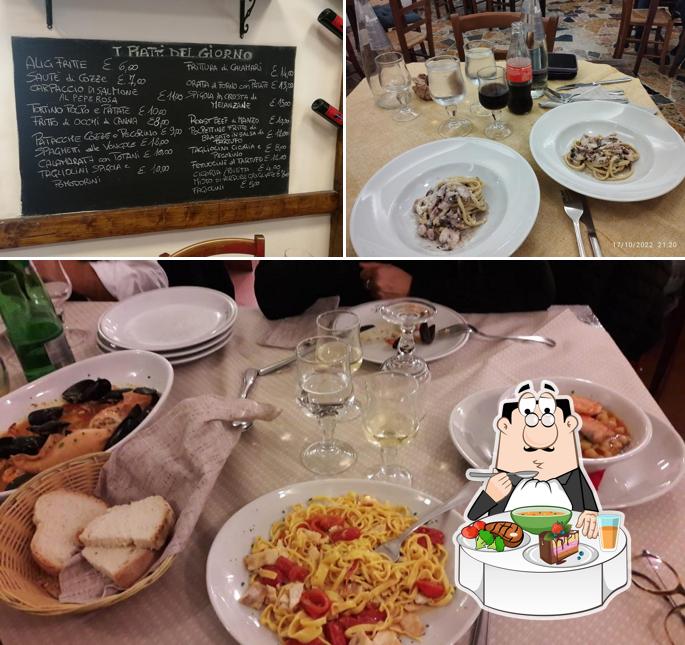 Questa è la foto che mostra la tavolo da pranzo e lavagna di La Cantina di Dante