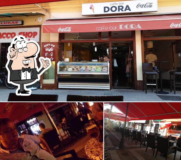 Siediti a un tavolo di Caffe bar Dora