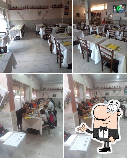 Tra le diverse cose da Primavera ristorante pizzeria di Rayan si possono trovare la interni e tavolo da pranzo