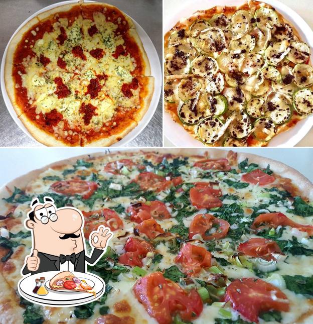 Get pizza at Restaurant Ses Deveres